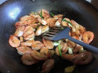 10、椒盐基围虾,倒入炸好的虾转中大火翻炒。