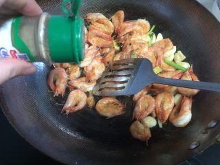 11、椒盐基围虾,倒入椒盐粉,继续翻炒。