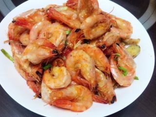 12、椒盐基围虾,快速翻炒均匀即可出锅,基围虾前面腌制过,炸熟的,椒盐翻炒均匀就可以出锅。