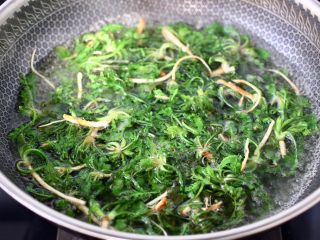 2、荠菜鸡蛋虾皮蒸包,锅中倒入适量的清水煮沸，把洗净的荠菜放入锅中进行焯水，焯至荠菜断生变色捞出过冷水后沥干。