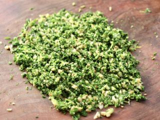 3、荠菜鸡蛋虾皮蒸包,把沥干的荠菜用刀剁碎。