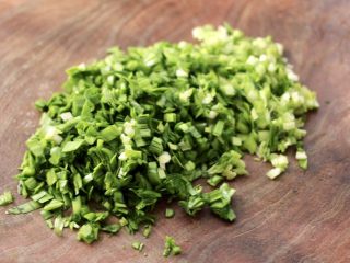 4、荠菜鸡蛋虾皮蒸包,把洗净的韭菜，用刀切碎。