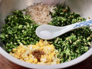 7、荠菜鸡蛋虾皮蒸包,再根据个人口味，加入适量的盐调味。