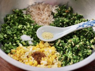 8、荠菜鸡蛋虾皮蒸包,最后加入鸡精增加口感。