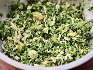 9、荠菜鸡蛋虾皮蒸包,把所有的食材混合后，搅拌均匀即可。