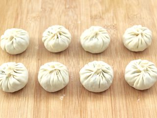 13、荠菜鸡蛋虾皮蒸包,依次包好所有的包子。