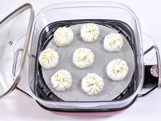 14、荠菜鸡蛋虾皮蒸包,锅中倒入适量的清水烧开，把包好的包子，放入蒸锅里的蒸屉上。