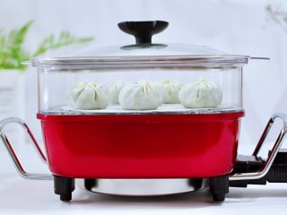 15、荠菜鸡蛋虾皮蒸包,盖上锅盖大火蒸6分钟即可。