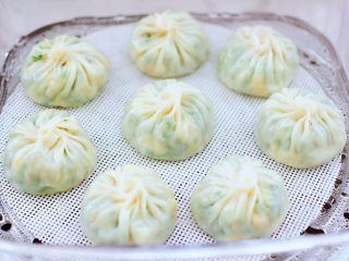 16、荠菜鸡蛋虾皮蒸包,皮薄馅足又鲜美无比的荠菜鸡蛋虾皮蒸包出锅咯。