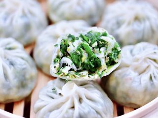 18、荠菜鸡蛋虾皮蒸包,我要开动了，吃上一口超级满足，真解馋哟。