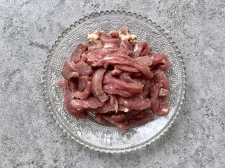 4、双椒爆炒牛柳,牛肉顺着纹路切条状