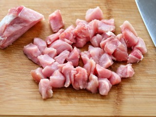 1、菠萝咕咾肉,将猪肉洗净切成小块，如果不惧怕肥肉的也可以用五花肉，其实口感更好