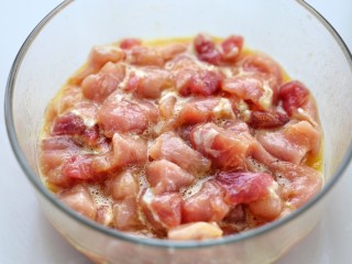 5、菠萝咕咾肉,在腌制好的肉块中打入一个鸡蛋搅拌均匀