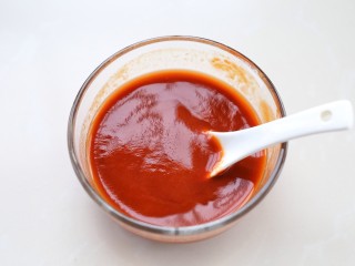10、菠萝咕咾肉,把酱汁材料放入小碗中，混合搅拌均匀备用