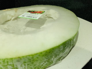 1、排骨冬瓜汤,新鲜冬瓜待用