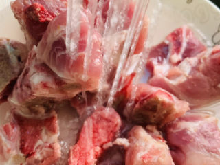 6、排骨冬瓜汤,排骨冲洗干净