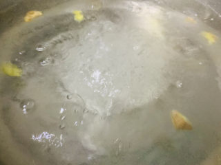 8、排骨冬瓜汤,锅里水煮开