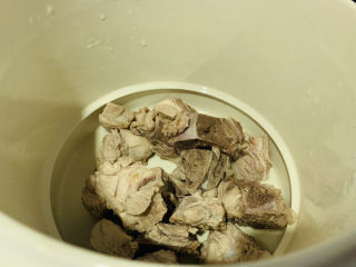 11、排骨冬瓜汤,把排骨放入炖锅中