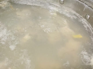 9、排骨冬瓜汤,加入排骨，焯水