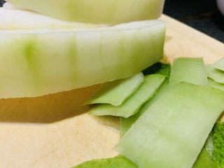 12、排骨冬瓜汤,冬瓜切皮