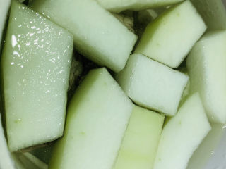 14、排骨冬瓜汤,加适量清水