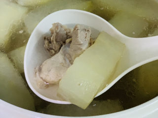 16、排骨冬瓜汤,时间到起锅，加少许盐，即可