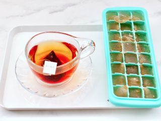 3、青柠冰红茶,把放凉的红茶放入冰格里冻成冰块，再把另一包他山集锡兰红茶用开水浸泡后放凉备用。