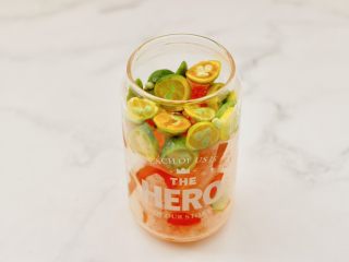 6、青柠冰红茶,上面铺上切片的青柠檬。