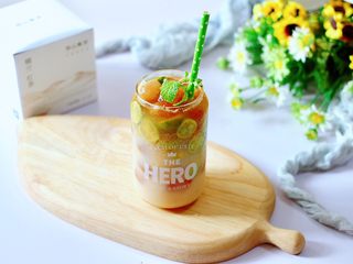 11、青柠冰红茶,上面点缀上薄荷叶，就做好了，快手简单又好喝哟。