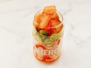 8、青柠冰红茶,上面再铺上剩下的红茶冰块。