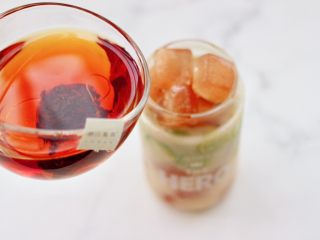 10、青柠冰红茶,最后倒入放凉的红茶就可以了。