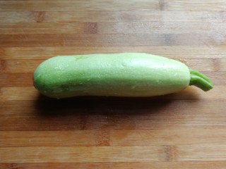1、蚝油浇汁西葫芦,准备西葫芦一个先洗净