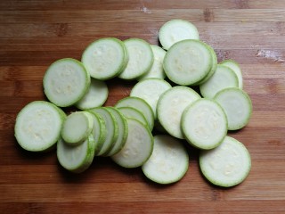 2、蚝油浇汁西葫芦,然后切成均匀的圆片