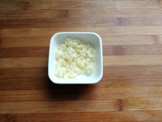 3、蚝油浇汁西葫芦,准备蒜末适量备用