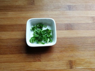 4、蚝油浇汁西葫芦,准备适量葱花备用