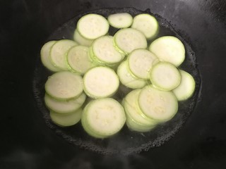 5、蚝油浇汁西葫芦,锅中放适量水先烧开,然后下入西葫芦焯水。