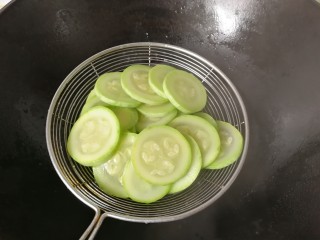 6、蚝油浇汁西葫芦,焯水至八九分熟就可以捞起