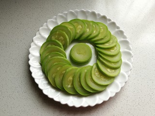 7、蚝油浇汁西葫芦,然后把焯好水的西葫芦摆盘备用