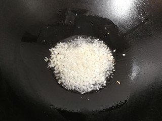 8、蚝油浇汁西葫芦,锅中放入适量油烧热,下蒜末煸香