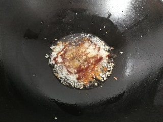 9、蚝油浇汁西葫芦,再调入适量盐,生抽,老抽、蚝油和少许白糖