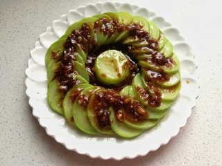 12、蚝油浇汁西葫芦,再把烧好的调料汁浇在西葫芦上即可。