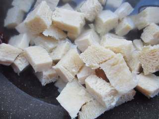 2、凉拌冻豆腐,将切丁的面筋倒入开水中绰一下,捞出控水,待用