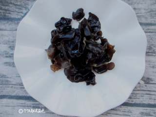 4、凉拌冻豆腐,泡发的木耳洗净后放入煮沸的水中,煮2-3分钟。煮好后立马放入凉水中,撕成小块。