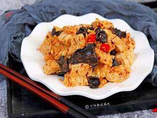 11、凉拌冻豆腐,把冻豆腐当面筋一样的做成凉拌菜,也是清爽美味的小菜