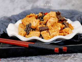 9、凉拌冻豆腐,如能经常吃冻豆腐,有利于脂肪排泄,使体内积蓄的脂肪不断减少,达到减肥的目的。