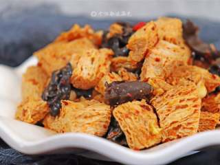 10、凉拌冻豆腐,冻豆腐是很能吸酱汁的,在口中仿佛就像爆炸一般,鲜香的酱汁味道充满口腔,再来一筷子的木耳吃起来是格外的爽。