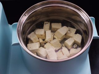 3、海蛎子豆腐汤,锅中倒入适量的清水烧开后，把切块的豆腐焯水后捞出沥干水份。