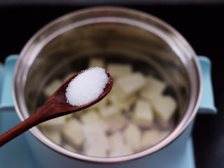 5、海蛎子豆腐汤,这个时候再根据个人口味加入适量的盐调味。