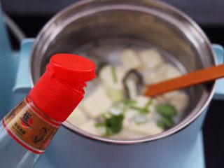 13、海蛎子豆腐汤,淋上芝麻油即可。