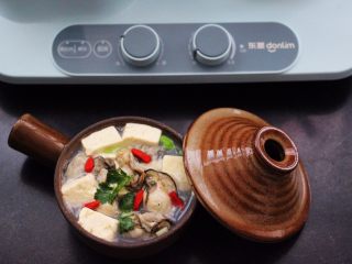 14、海蛎子豆腐汤,把做好的海蛎子豆腐汤盛出后，撒上枸杞即可食用咯。